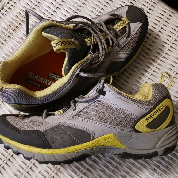 Shoes - Picture 2 of 4